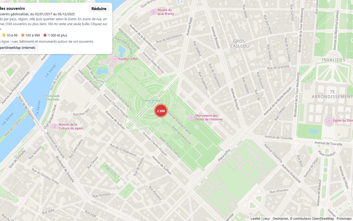 Carte des souvenirs en zoom de rue : des bulles colorées indiquent le nombre de souvenirs autour du Champ de Mars à Paris